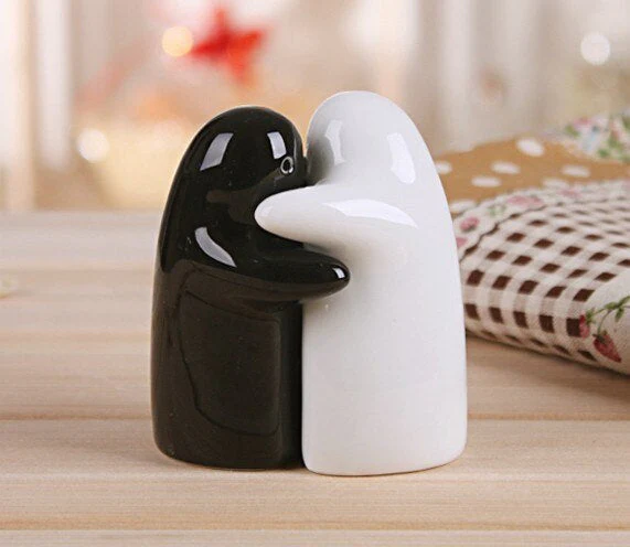 2PCS Love Hug Seasoning Shakers Sets - Image 2