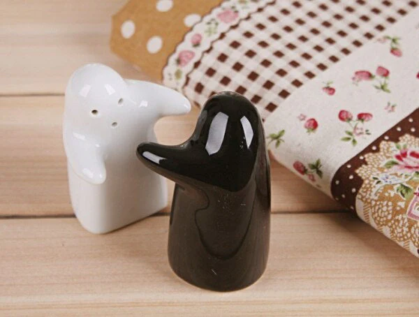 2PCS Love Hug Seasoning Shakers Sets - Image 3