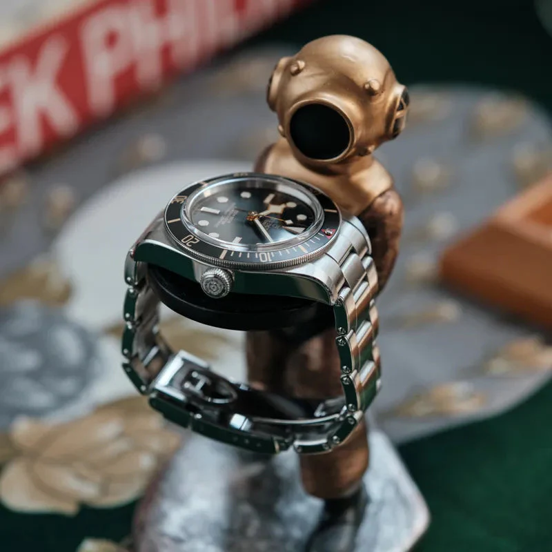 Deep Diver Elegant Watch Display Stand - Image 3