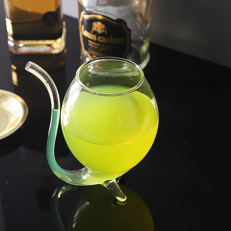 Elegant Curved Art-Inspired Cocktail Glass - Image 2
