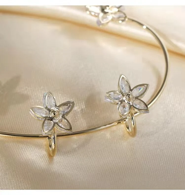 Elegant Flowers Adjustable Clip Earrings - Image 3