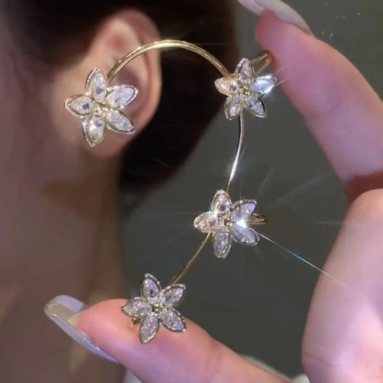 Elegant Flowers Adjustable Clip Earrings - Image 4