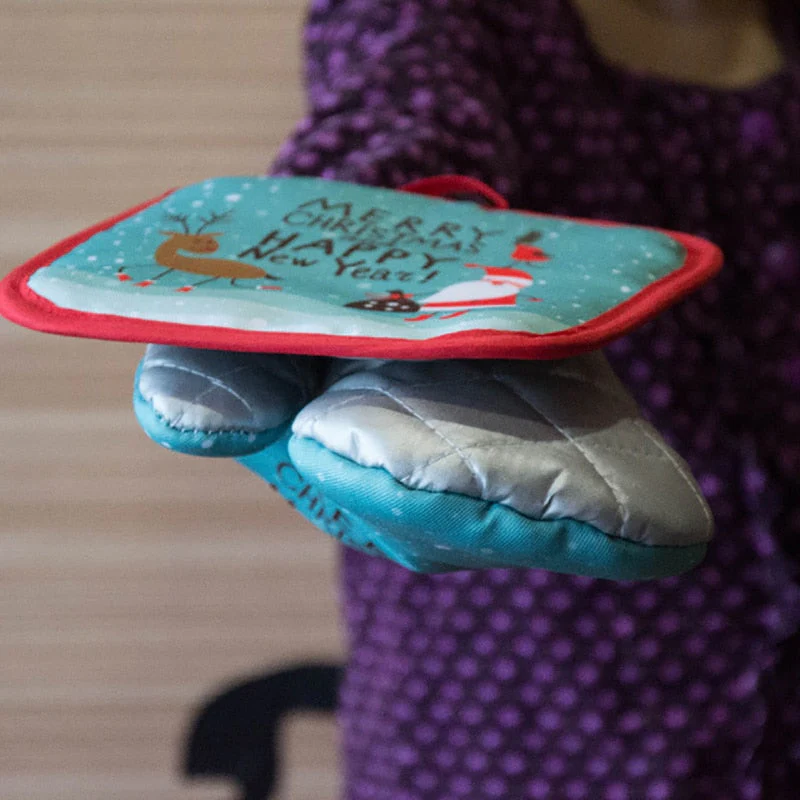 Heat Resistant Christmas Oven Mitts - Image 2